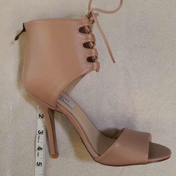 Chelsea & Zoe sz 7.5 nude minimalist design heel - Picture 2 of 7